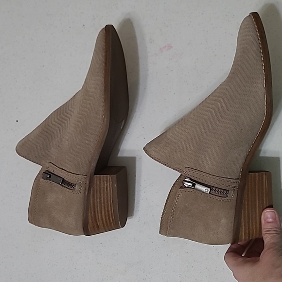 Lucky Brand women's textured suede ankle boots size 8.5 - Picture 3 of 9